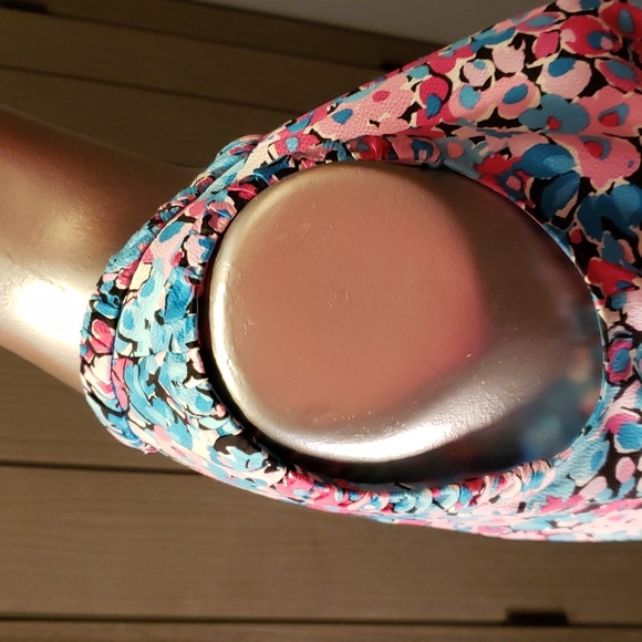 Crown and Ivy Lady's Sleeveless Floral with Ruffled Neckline and Arms - Picture 6 of 9